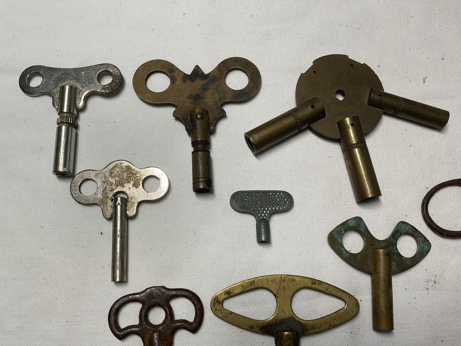 Conjunto de 10 chaves antigas para relogios