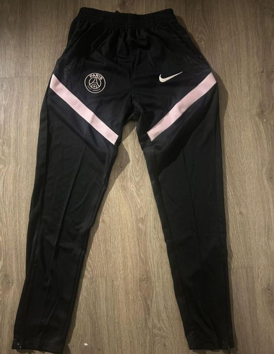 Komplet dresowy  Paris Saint-Germain. Rozmiar M nowe nie używane