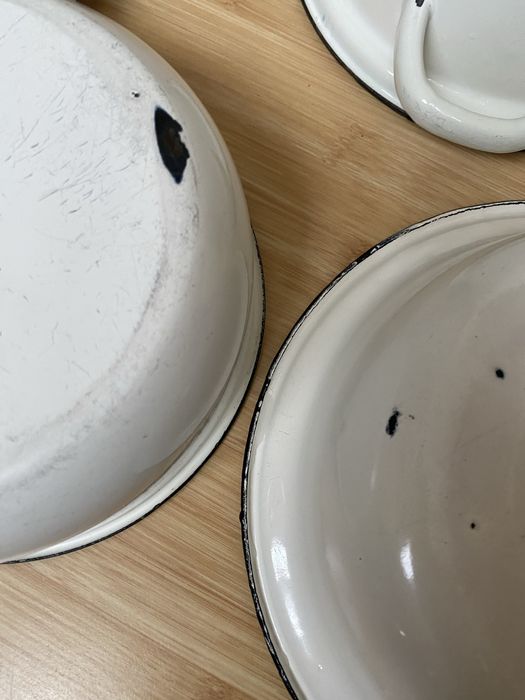 Кастрюля , миска емальована. Чайник