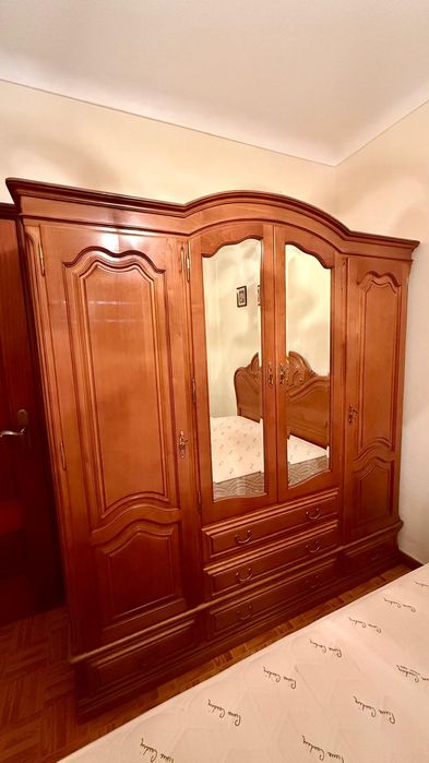 Vendo quarto de casal em madeira de castanho como novo,