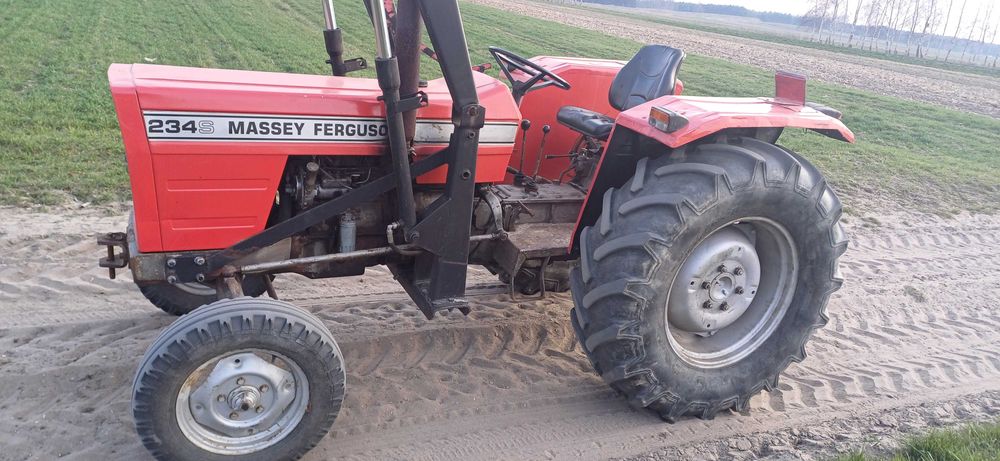 Traktor Massey Ferguson 234s z turem