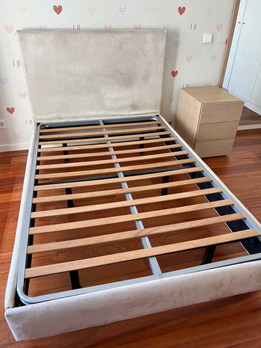 Cama estofada completa com estrado
