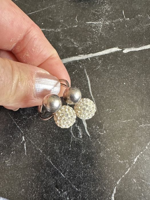 Srebrny pierścionek kulki