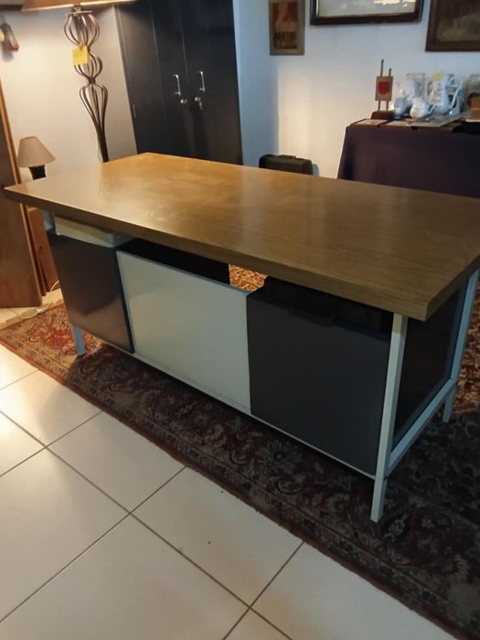 Mobiliário de escritório (duas secretárias, um arquivo, uma estante)