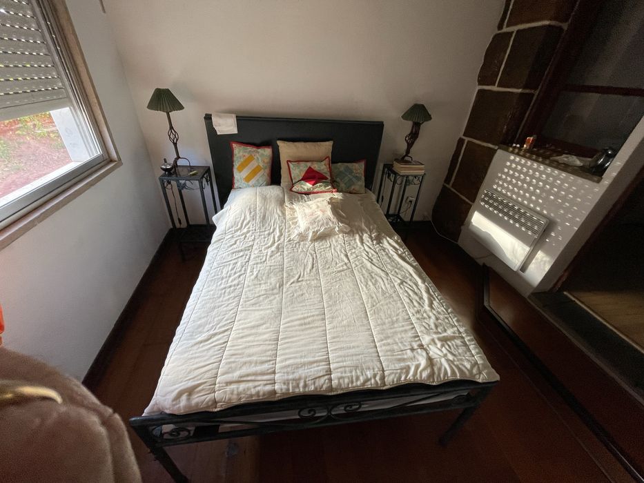 Conjunto Cama ferro forjado e mesinhas cabeceira