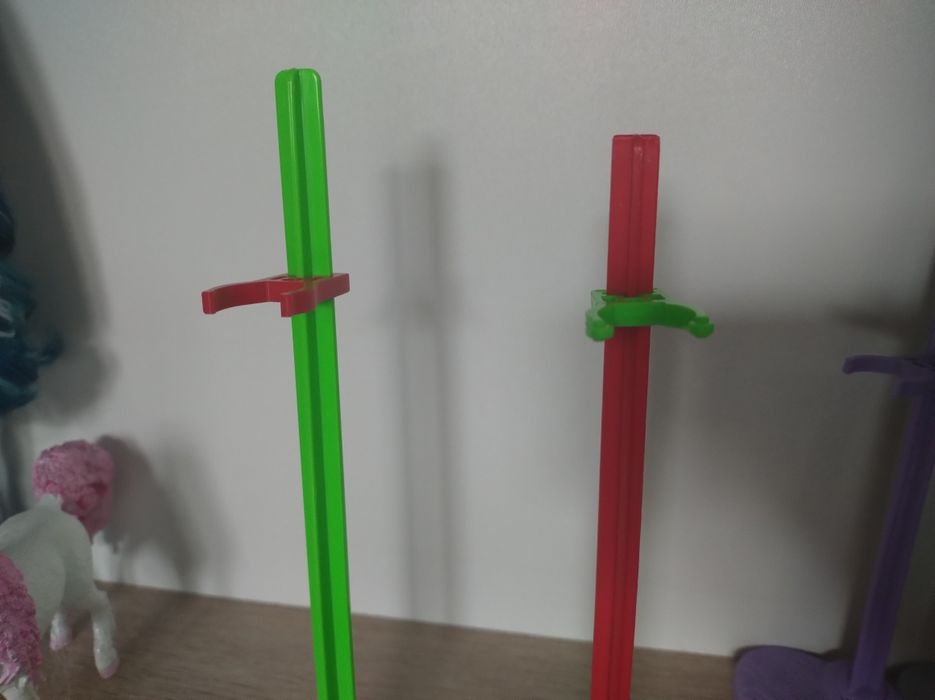 Stojak metaliczny różowy dla lalek monster high