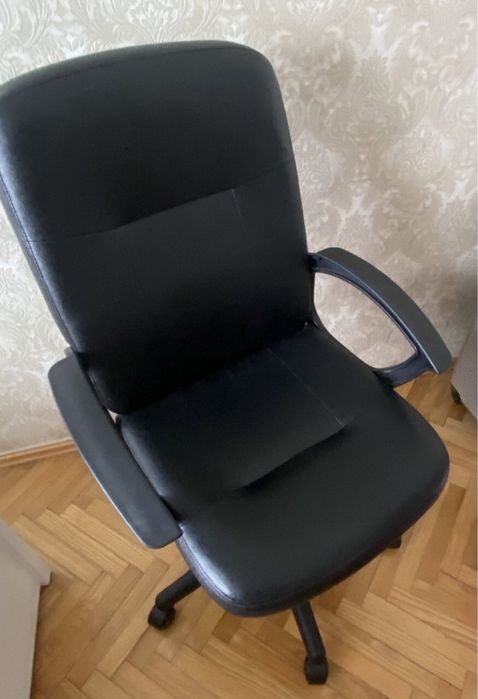 Продається крісло офісне.