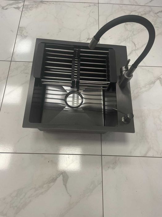 Мойка Lidz 5050 см черная и смеситель для кухни Kraft гибкий, черный.