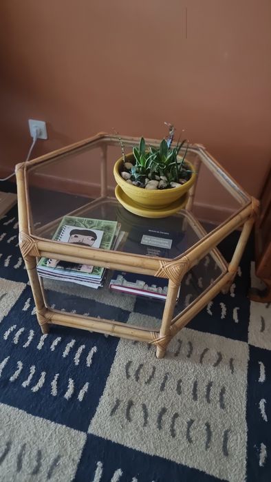 mesa de centro octogonal vintage de bambu/vime com dois tampos de vidro
