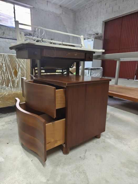 Mesa de cabeceira - cerejeira