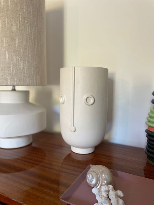 Jarra de cerâmica com cara