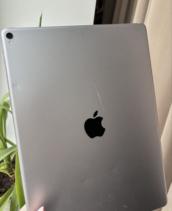 Apple iPad Pro 12.9" (2 Gen)(64 GB) Wi-fi