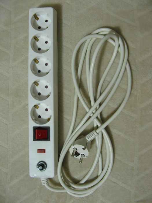 Мережевий фільтр з вимикачем IEK СФ-05К 5 місць 2P+PE/3 метри