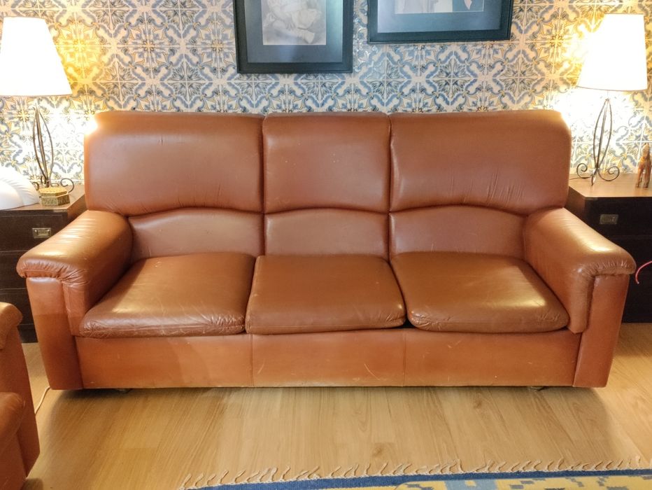 Sofa cama de couro- três lugares. Cama de casal.