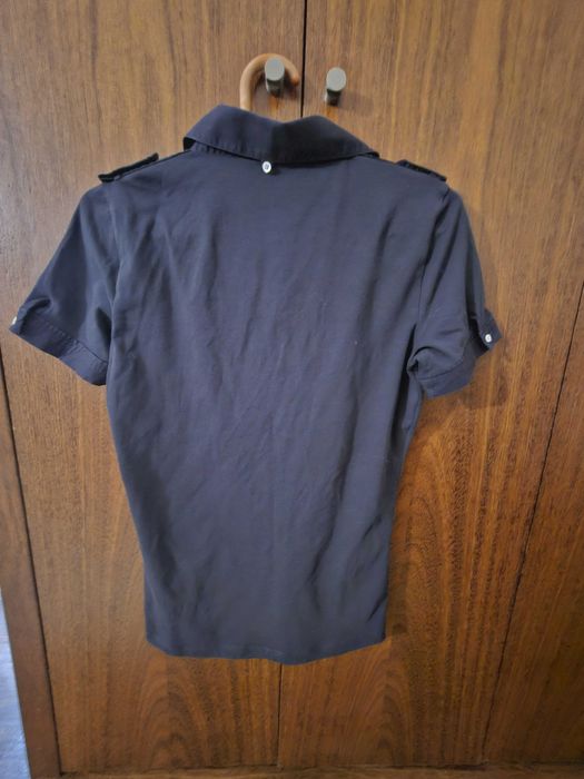 Camisola em bico com botões