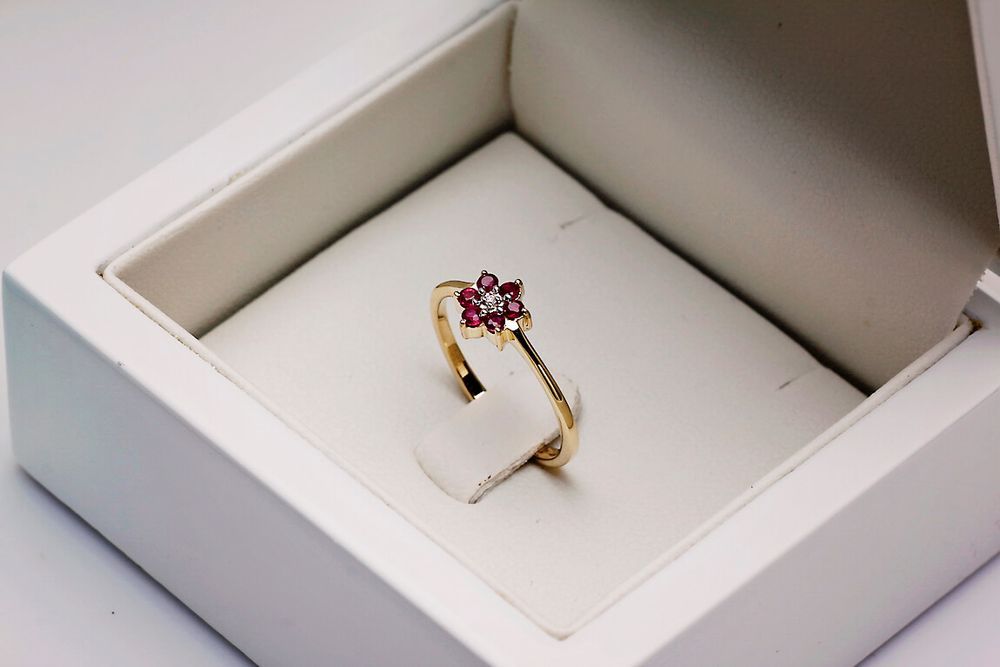 Złoty pierścionek Staviori z diamentem