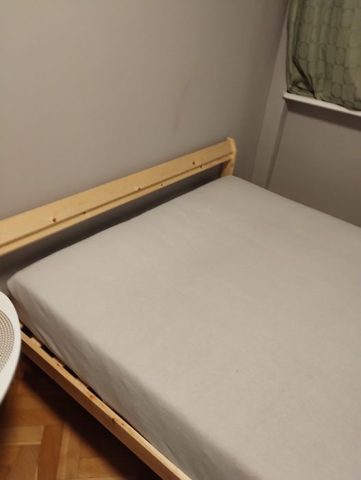 Używany 140 x 200 sprężynowy oddam potrzebującym .