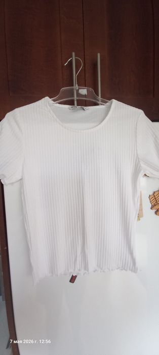 t-shirt o kroju slim fit z dodatkiem wiskozy, model 'EMMA' - biały