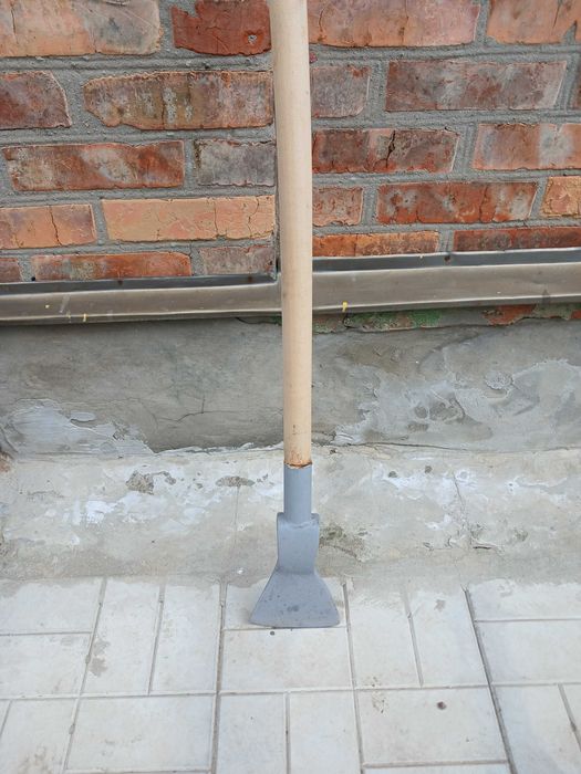 Садовый инвентарь (лопаты, грабли, ледорубы)