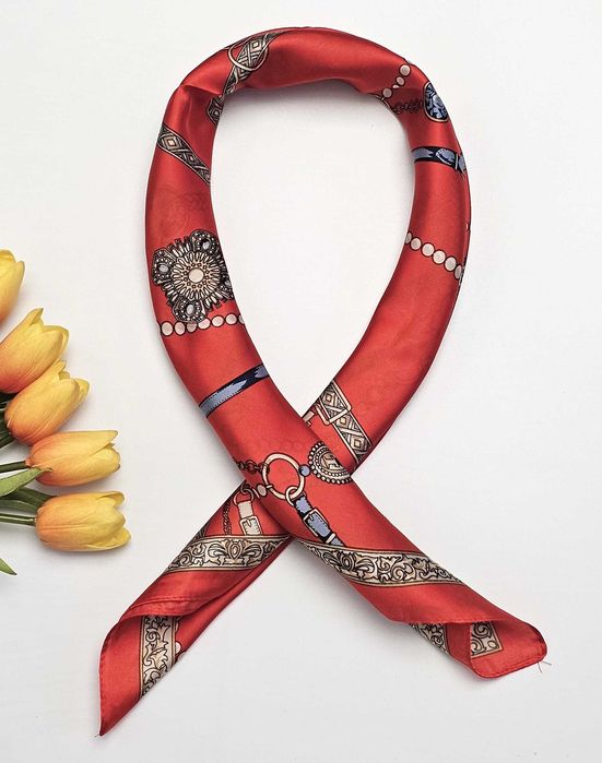 Czerwona apaszka chusta na szyję w złote łańcuchy, frędzle i klejnoty