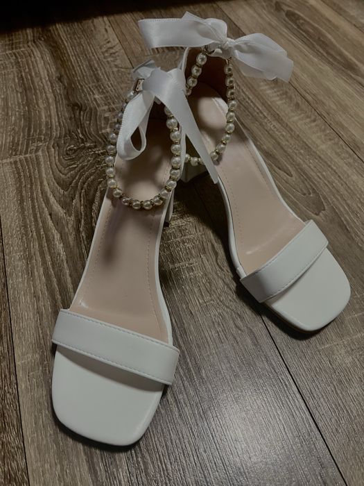 Білі жіночі босоніжки