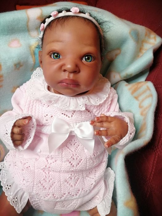 Linda bebé a espera de uma mamã