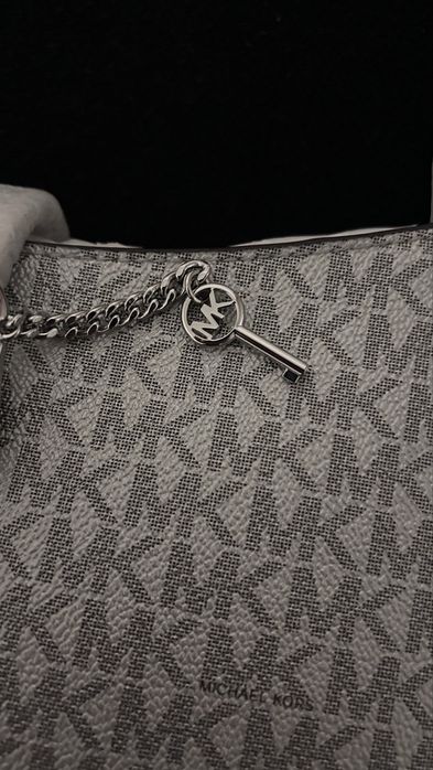 Bolsa Michael Kors como nova