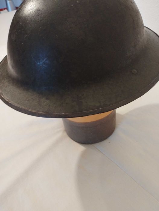 Capacete de infantaria inglês "Tommy" M32, Segunda Guerra Mundial.