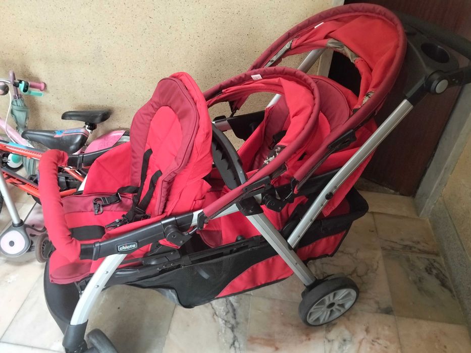 Carro de bebê gêmeos