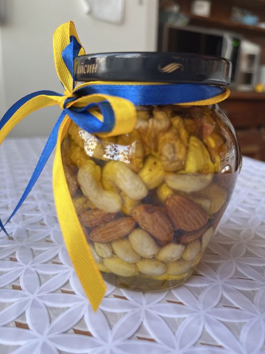 Продам  натуральний мед з горіхами
