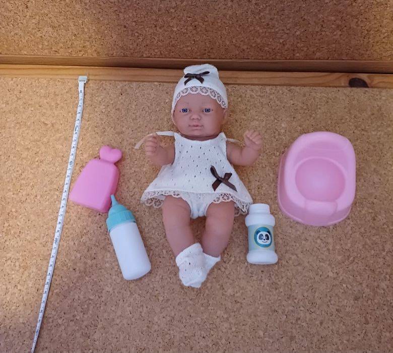 Boneca bebé com roupas e acessórios.