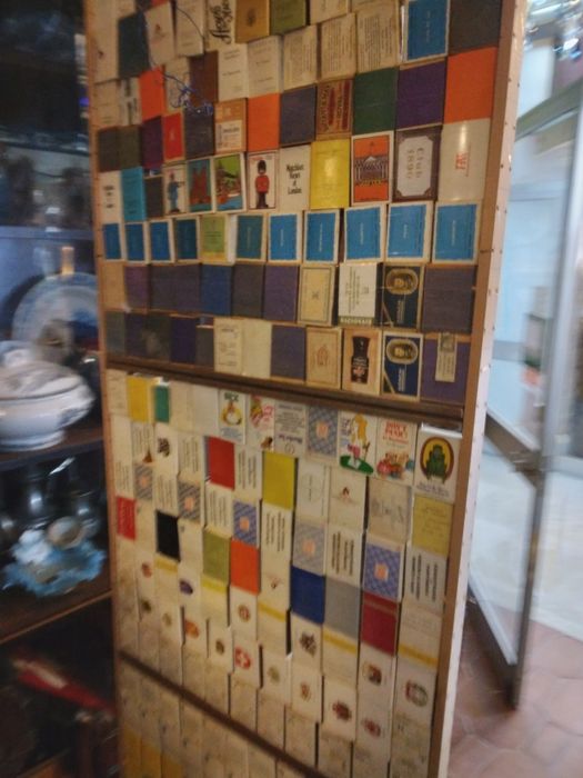 Colecção de 250 caixas de fosforos  num quadro