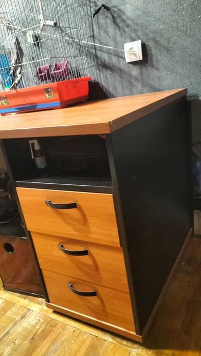 Письмовий стіл зручний