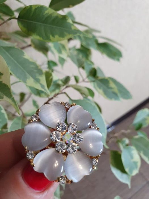 красива вінтажна золотиста брошка з перламутром і камінням Swarovski