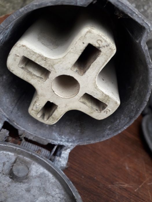 Wtyki,  gniazda na płaskie bolce