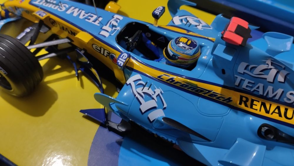 Miniatura 1/18 Fernando Alonso, campeão do mundo 2006 GP do Brasil