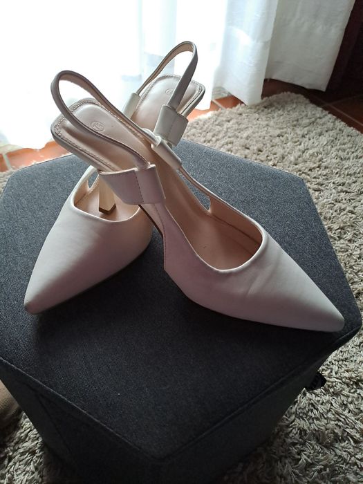 Sapatos altos brancos