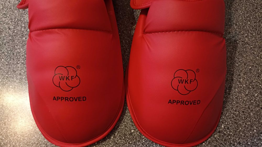 Червоні фути / захист для карате WKF Approved. XL. Стан нових