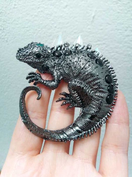 Pregadeira / broche/ alfinete - Iguana em prateado cor gunblack