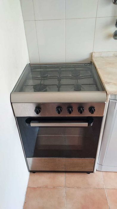 Fogão e forno a gás natural Becken em bom estado. Funciona a 100%