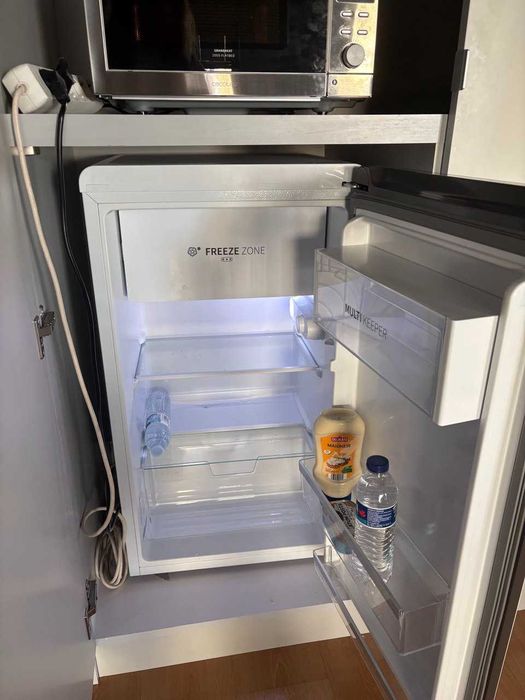 Mini frigorifico / Bar com congelador - impecável, com um ano