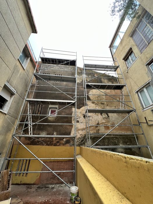 Alugo andaimes com montagem