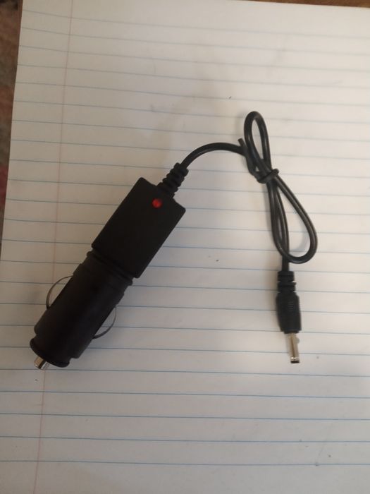 Зарядний пристрій від прикурювача.