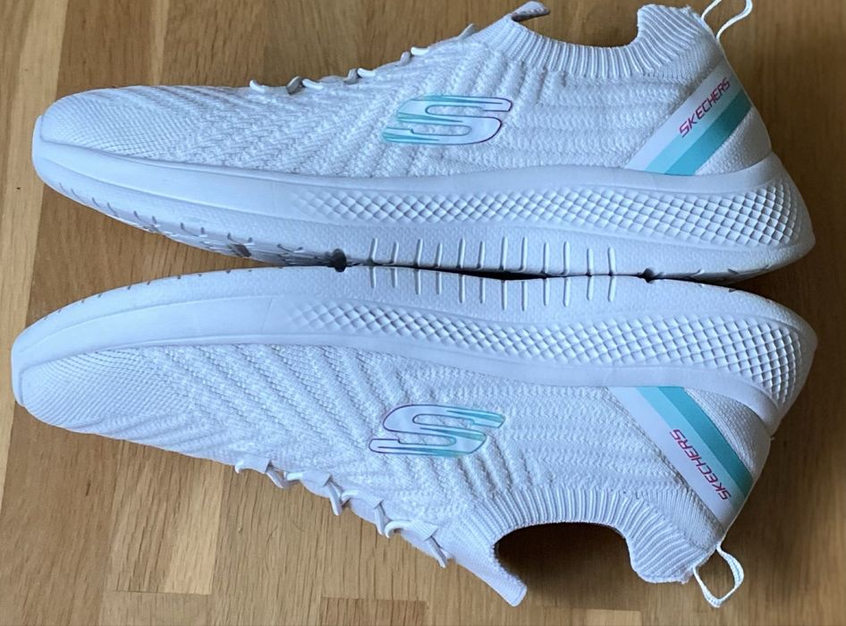 Кросівки SKCHERS.