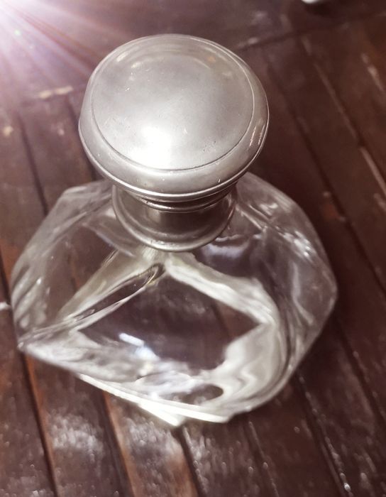 Elegante garrafa com rolha em estanho