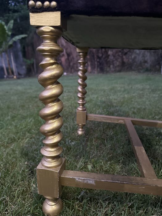 Cadeira vintage dourada e castanho