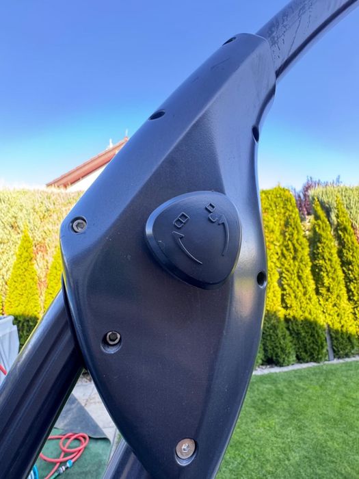 Ogromny parasol ogrodowy z podstawą na kółkach