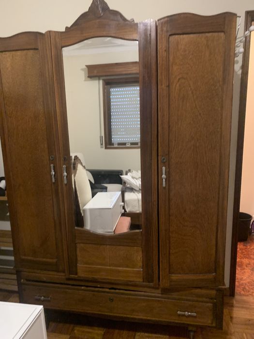 Cama, colchão e roupeiro de 3 portas