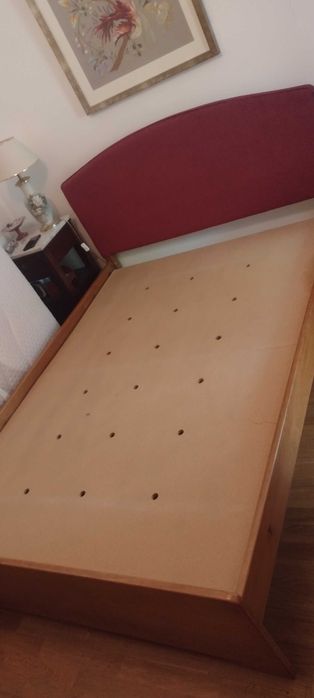 Cama de madeira com colchão ortopédico