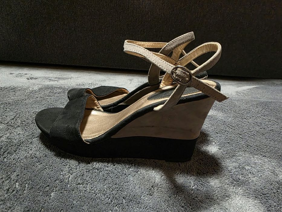 Buty na koturnie